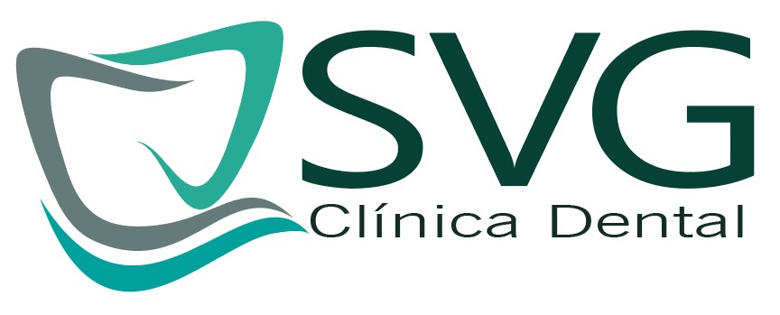 Logo similar a una muela, dos colores verde claro y oscuro sobre fondo blanco. Se lee SVG Clinica Dental en Santiago de Chile