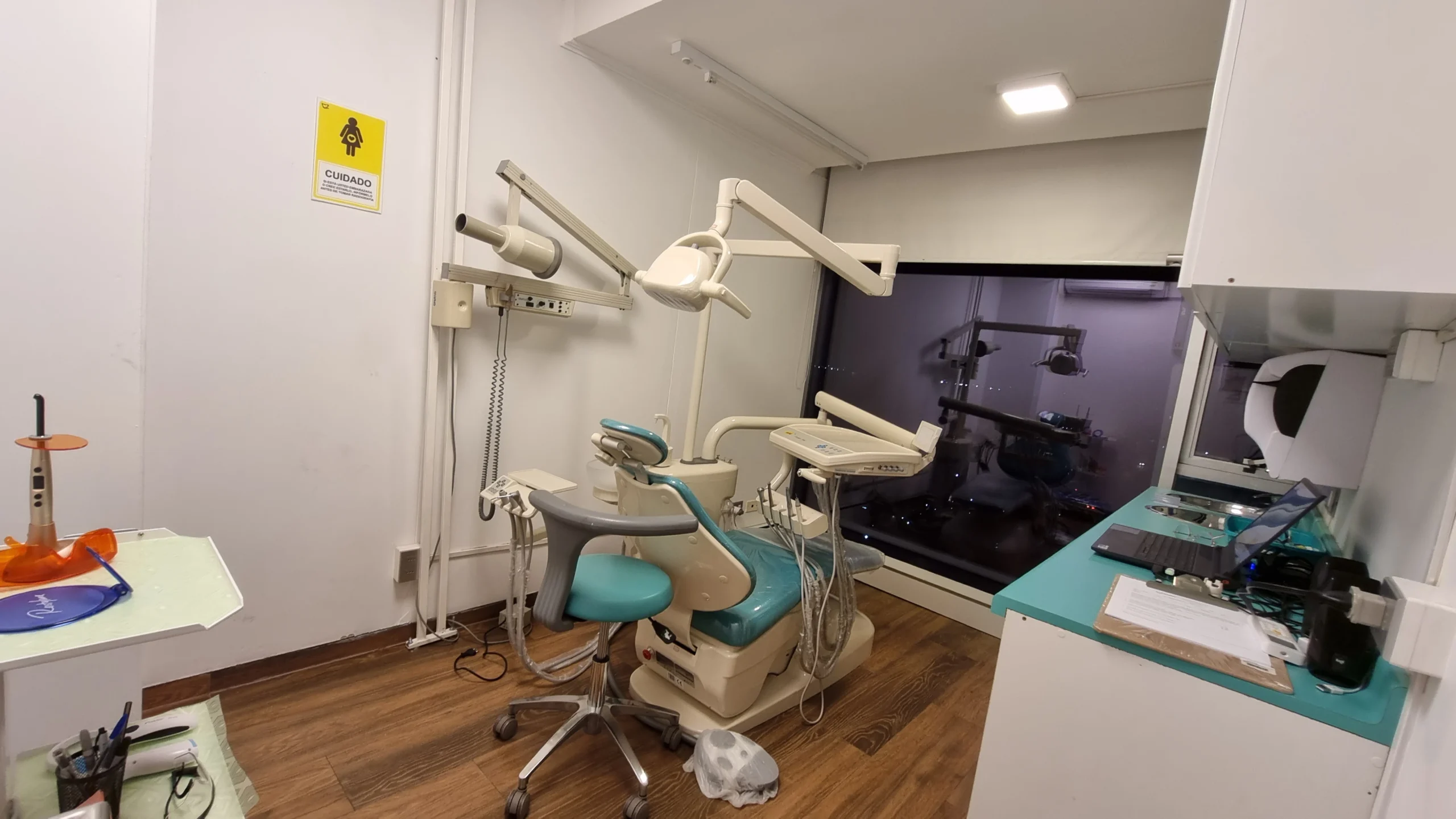 Servicio de radiología Retroalveolar en SVG Clínica Dental en Vitacura. Sillón dental y equipo de RX de pared, para toma de radiografía intraoral .