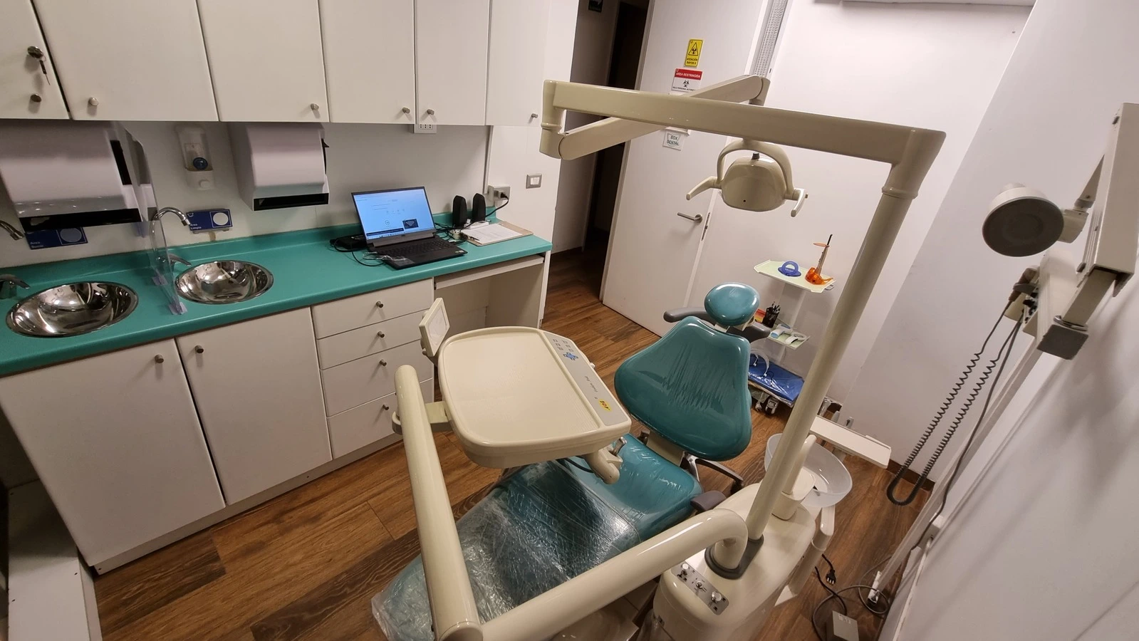 Presupuesto dental SVG Clinica Dental en Vitacura Box dental con sillon dental turquesa, rx dental y mobiliario dental, computador