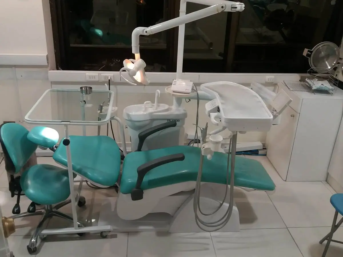 SVG Clínica Dental Providencia (2) Box de atención dental con luz nocturna, sillon de color turquesa, todo limpio y en orden